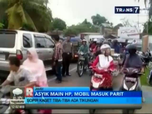 Asyik Main HP, Mobil Masuk Parit