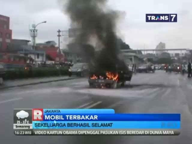 Mobil Jeep Terbakar di Jalan Suprapto