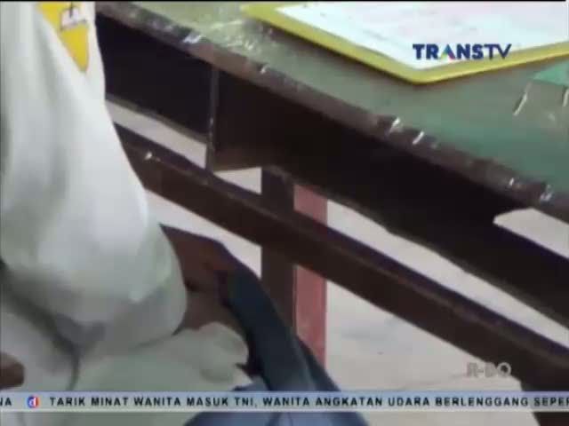 Seorang Siswi Simpan Kertas Contekan di Dalam Rok