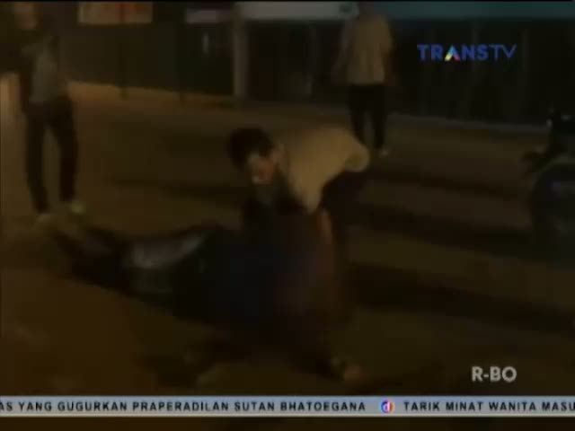 Pengendara Moge Terkapar Setelah Tabrak Mobil 