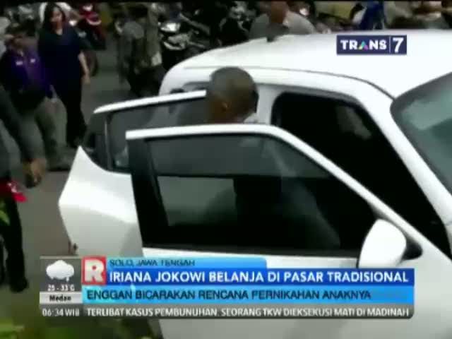 Ibu Negara Belanja di Pasar Tradisional