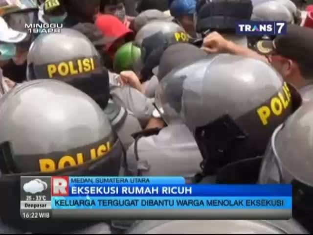 Tolak Eksekusi Rumah, Keluarga Tergugat Dibantu Warga Lawan Polisi