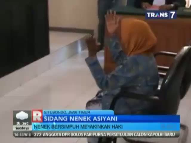 Nenek Asyani Bersimpuh Meyakinkan Hakim