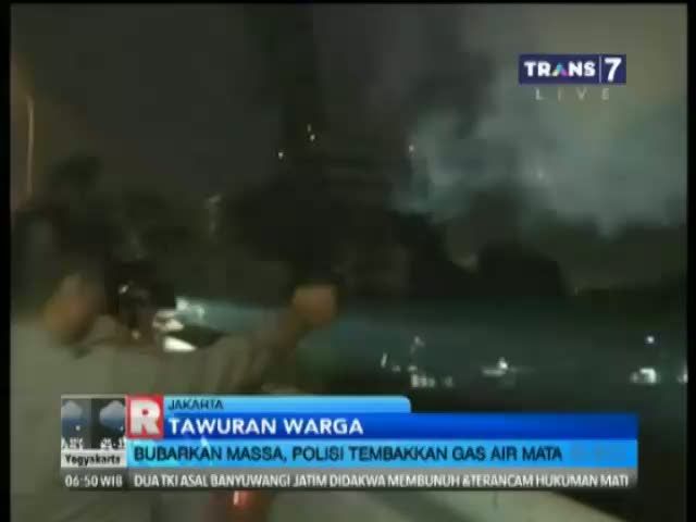 Tawuran di Tomang, Polisi Tembakkan Gas Air Mata