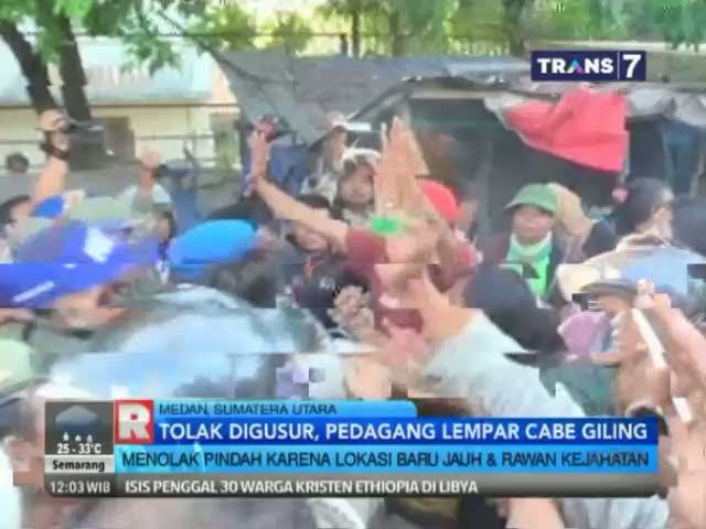 Tolak Digusur, Pedagang Lempar Cabe Giling ke Satpol PP