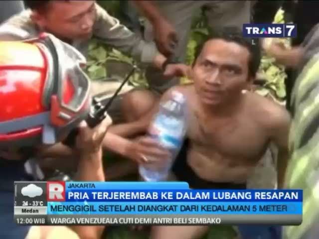 Pria Kecebur Sumur Resapan di Menteng