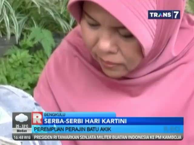 Perempuan Perajin Batu Akik