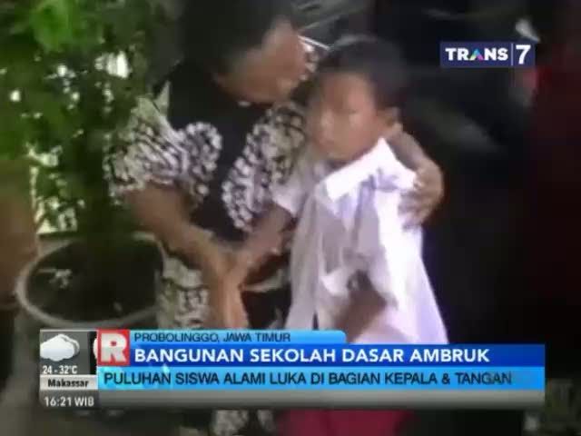 Atap Sekolah Ambruk Timpa Siswa Sekolah