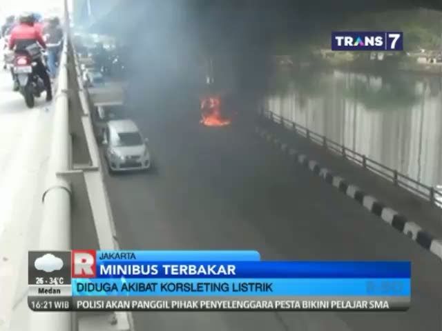 Mobil CRV Terbakar di Jalan RE Martadinata