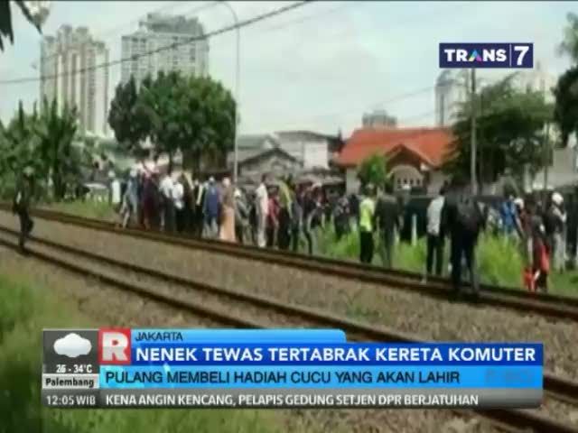 Pulang Beli Kado, Seorang Nenek Tewas Tersambar Kereta Komuter