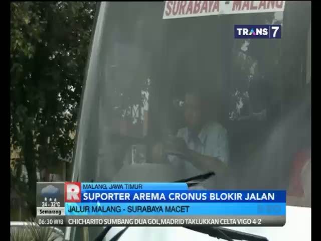 Suporter Arema Blokir Jalan