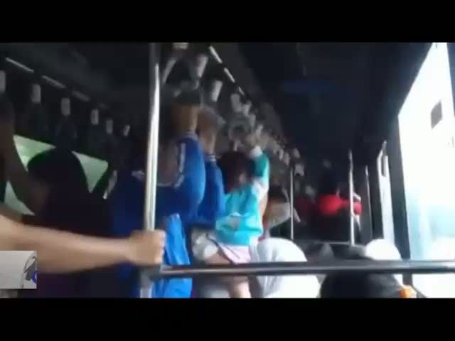 Hujan Deras, Bus Transjakarta Bocor