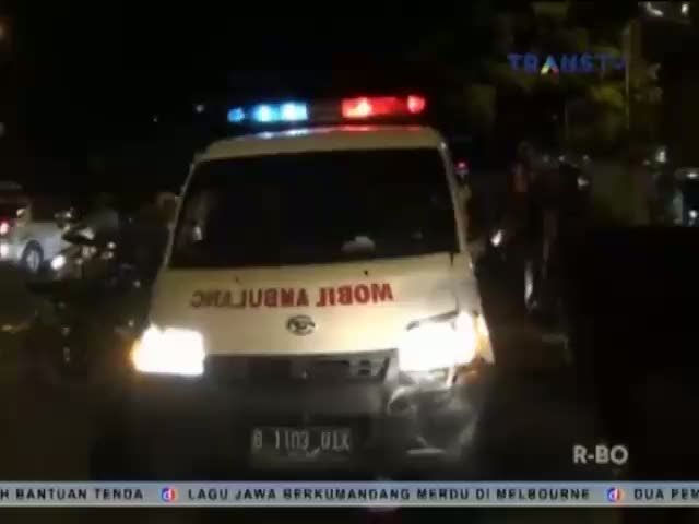 Mobil Ambulans Tabrak Sepeda Motor dan Bus Transjakarta