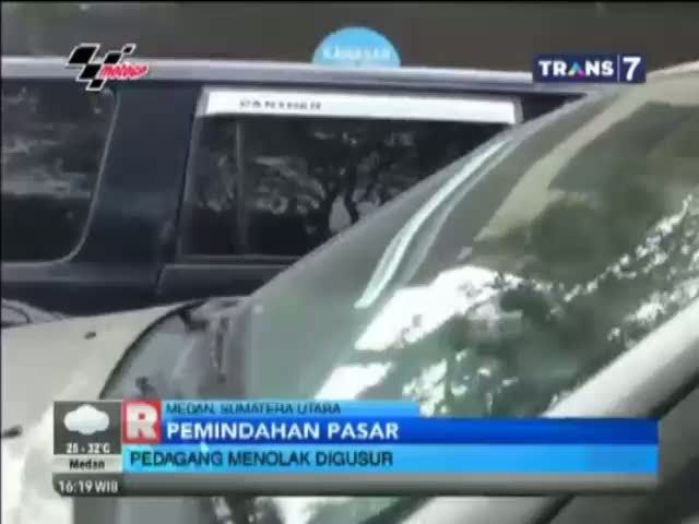 Pedagang Pasar Lempari Mobil Satpol PP