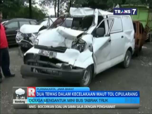 Diduga Mengantuk Minibus Tabrak Truk 