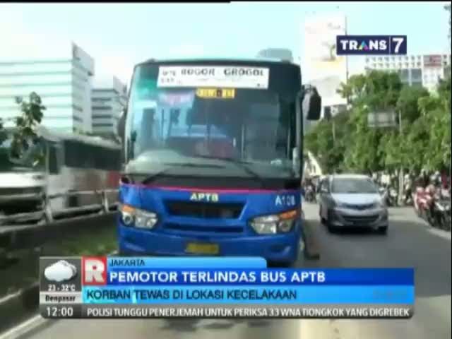 Pemotor Tewas Terlindas Bus APTB