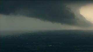 Dahsyat, Badai Tornado Ini Hancurkan Bangunan Kota 