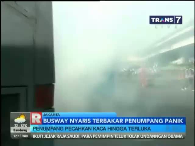 Bus Terbakar, Penumpang TransJakarta Pecahkan Kaca
