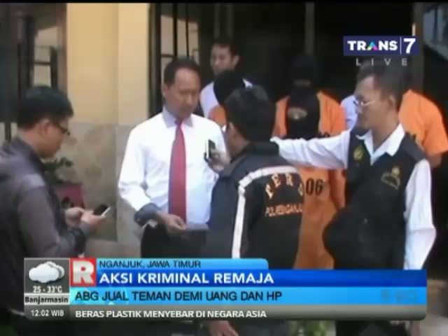 ABG Jual Teman Demi Ponsel