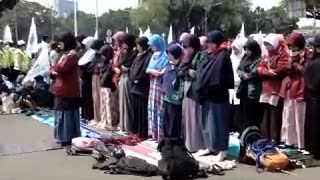 Di Sela Unjuk Rasa di Depan Istana, Mahasiswa Shalat Zuhur Bersama