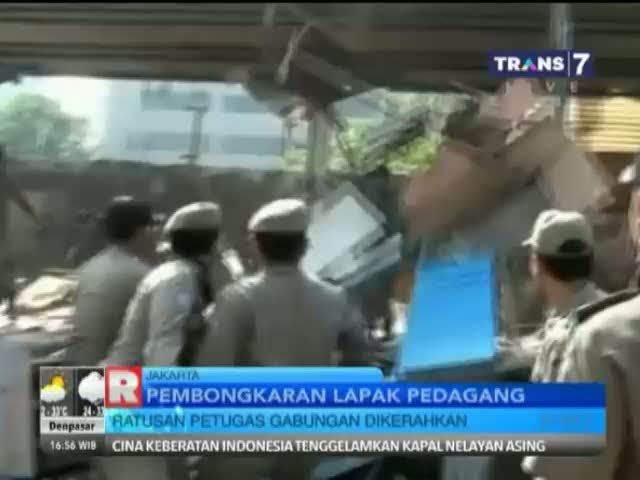 Lapak PKL di Jalan Pluit Raya Dibongkar Satpol PP