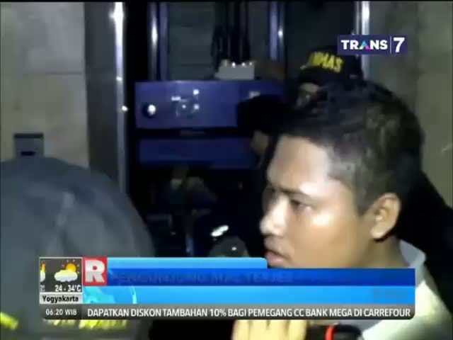 Pengunjung Mal Terjebak Lift