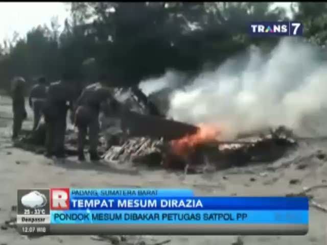 Pondok Mesum Dibakar Petugas Satpol PP