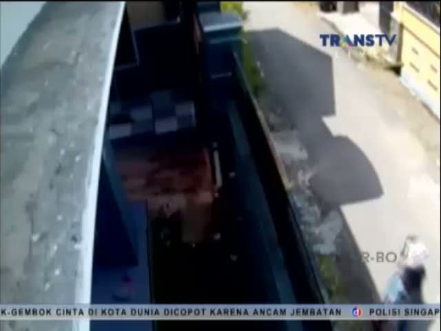 Aksi Pencurian Gadis Pemandu Karaoke Terekam CCTV