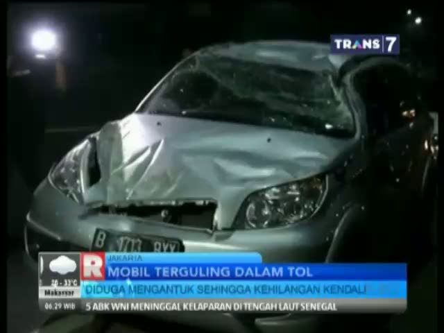 Mobil Terguling di  Tol Dalam Kota