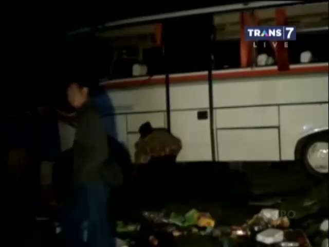 Tak Kuat Menanjak, Bus Pariwisata Terguling di Bromo