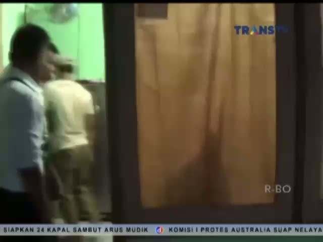 Penggerebekan Industri Miras Oplosan di Perumahan TNI AL