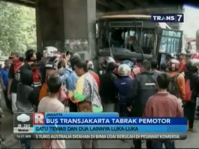 Pemotor Tewas Ditabrak Bus Transjakarta