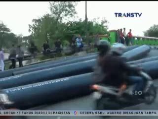 Pipa Jatuh di Jalan, Lalu lintas Macet