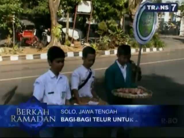 Bagi-Bagi Telur untuk Sahur