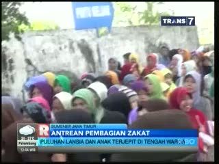 Anak-anak Dan Lansia Berdesakan Demi Zakat 