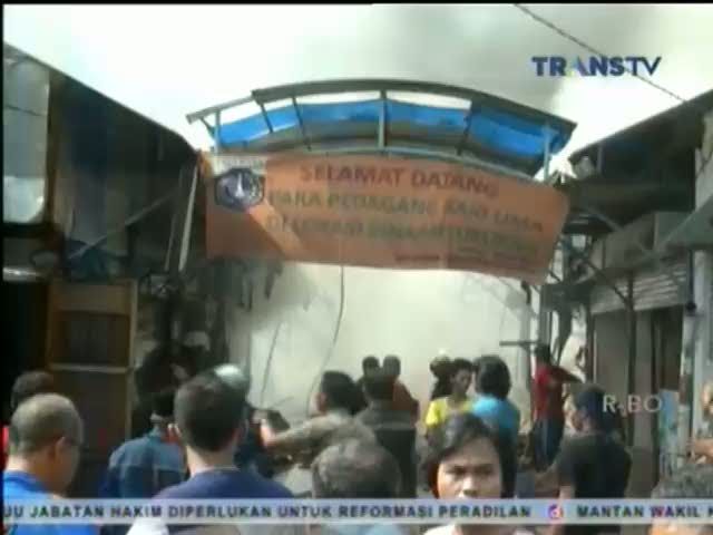 Puluhan Kios di Pasar Binaan, Ciracas, Luder Tebakar