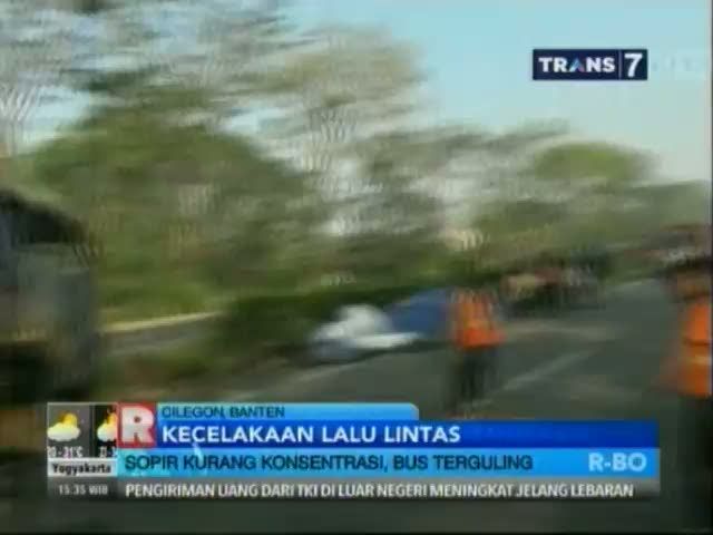 Bus Terguling Akibat Supir Kurang Konsentrasi