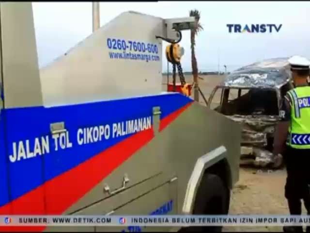 Mobil Travel Terguling dan Terbakar di Tol Cipali