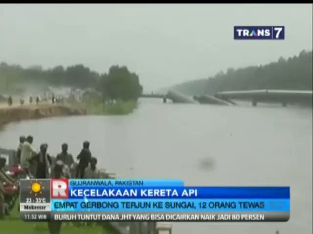 4 Gerbong Kereta Api di Pakistan Terjun ke Sungai 