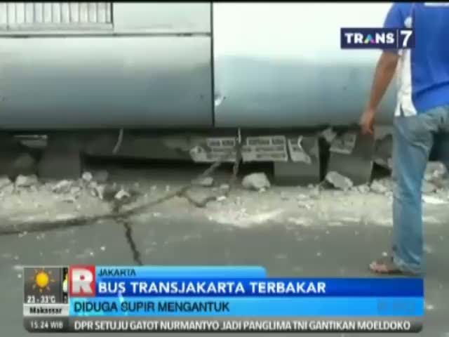 Bus TransJakarta Tabrak Pembatas Jalan 