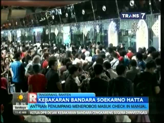Antrean Penumpang Menerobos Masuk Check In Manual Bandara Soetta