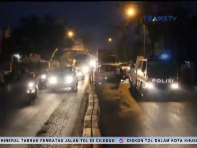 Pecah Ban Mni Bus Tabrak Satu Tronton , 1 Tewas 3 Luka-luka