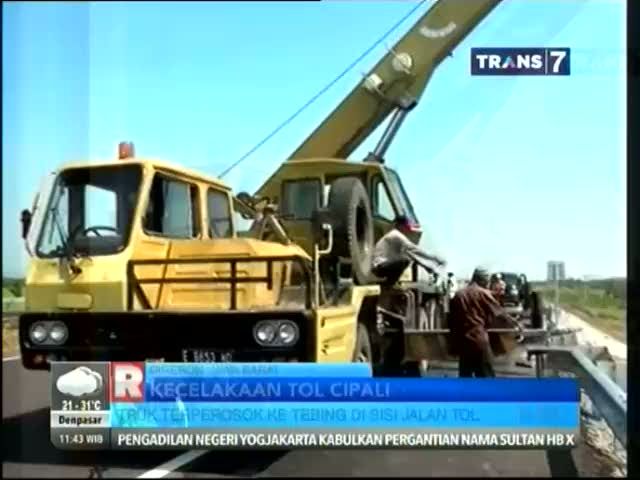 Truk Terperosok Ketebing Disisi Jalan Tol 