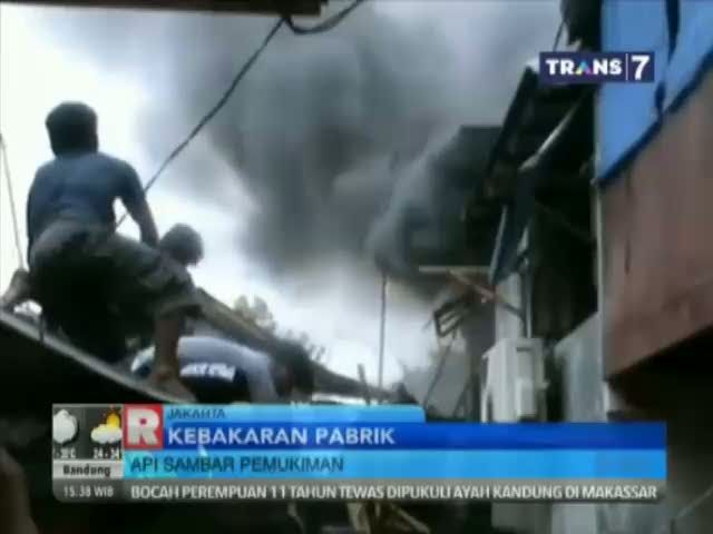 Kebakaran Pabrik Nyaris Sambar Pemukiman 