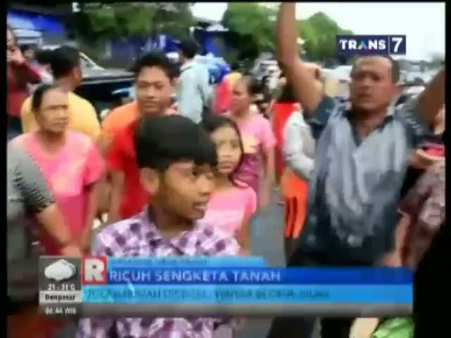 Tolak Rumah Disegel, Warga Blokir Jalan