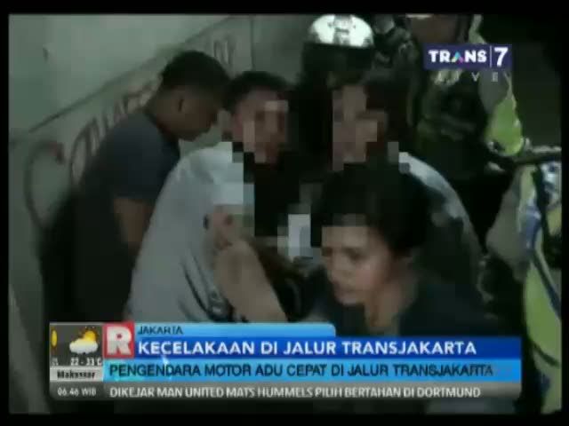 Pengendara Motor Adu Cepat di Jalur Transjakarta 