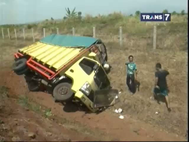 Truk Terguling di Tol Cipali KM 132