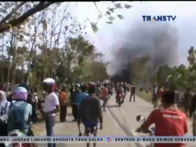 Sebuah Bus Terbakar Setelah Menabrak Sepeda Motor Pemudik