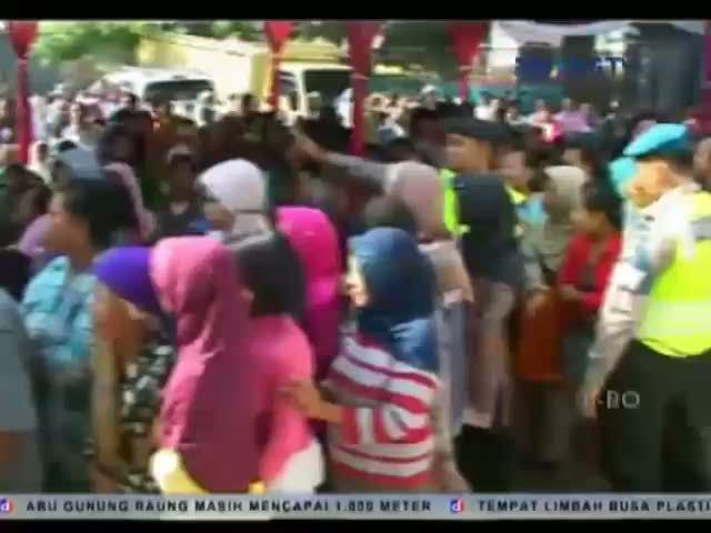 Warga Miskin Antre Berjam-jam Untuk Mendapatkan Paket Sembako 