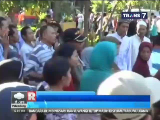 Warga Miskin Saling Dorong Berebut Zakat